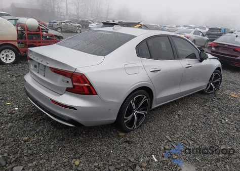 2024 Volvo S60 B5 Plus Dark Theme z USA, uszkodzony, nr VIN 7JRL12TL3RG314713